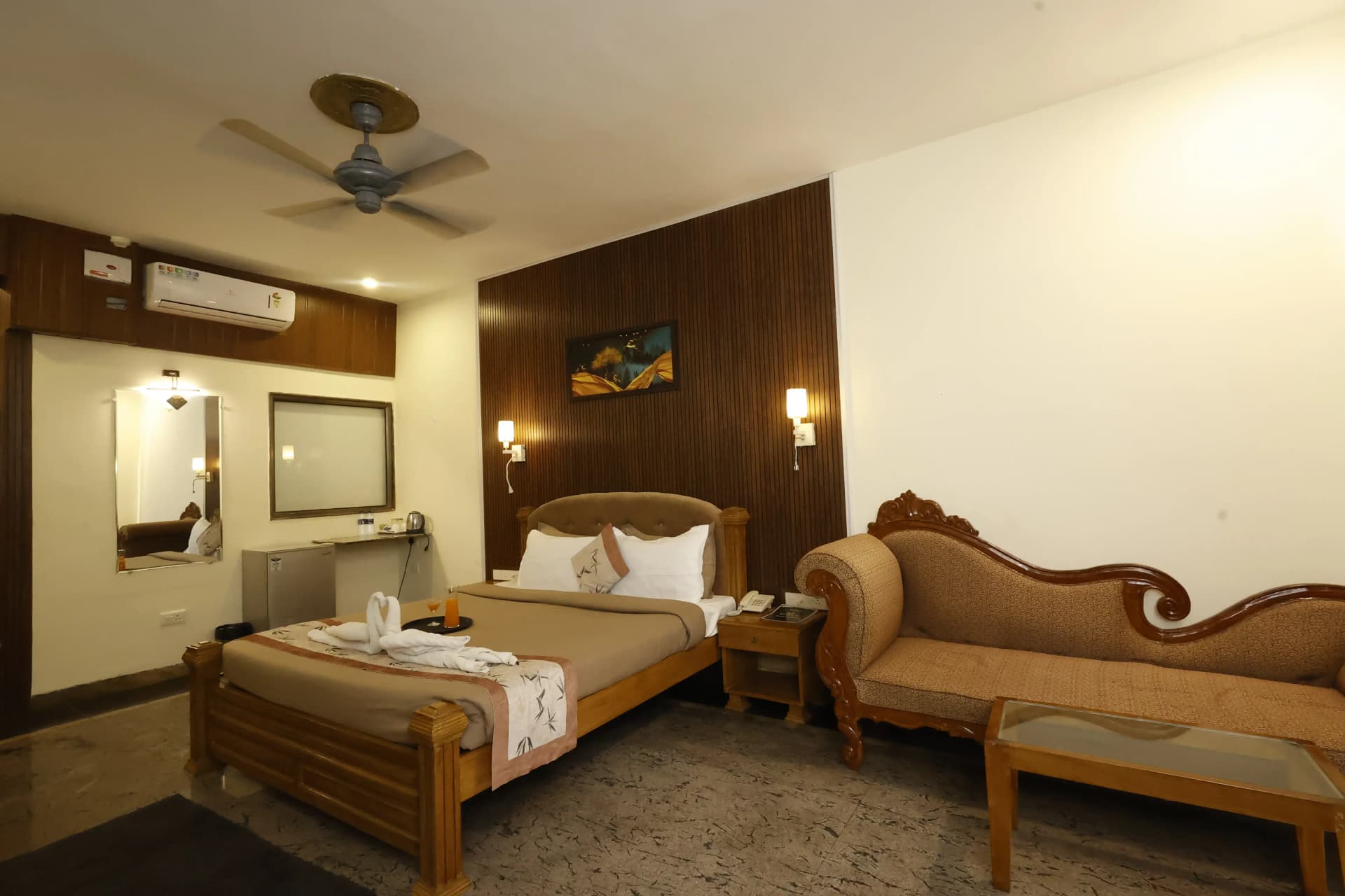ROOMS & SUITES